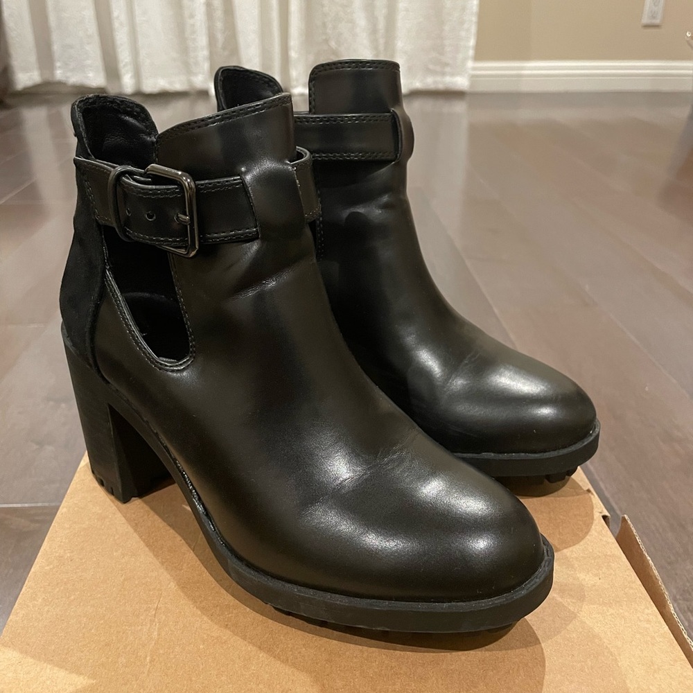 Zara Leather Side Buckle Boots with Suede back Size 36 (Black)